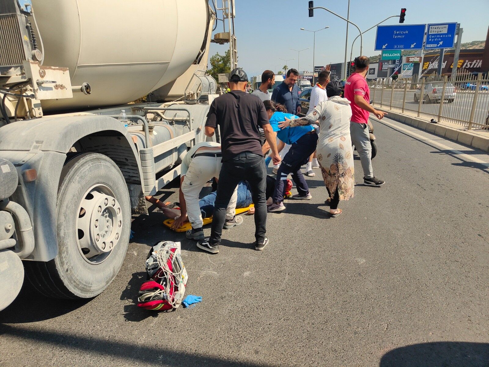 Kuşadası’nda Feci Kaza.. Beton Mikserinin Çarptığı Yaya Hayatını Kaybetti (1)