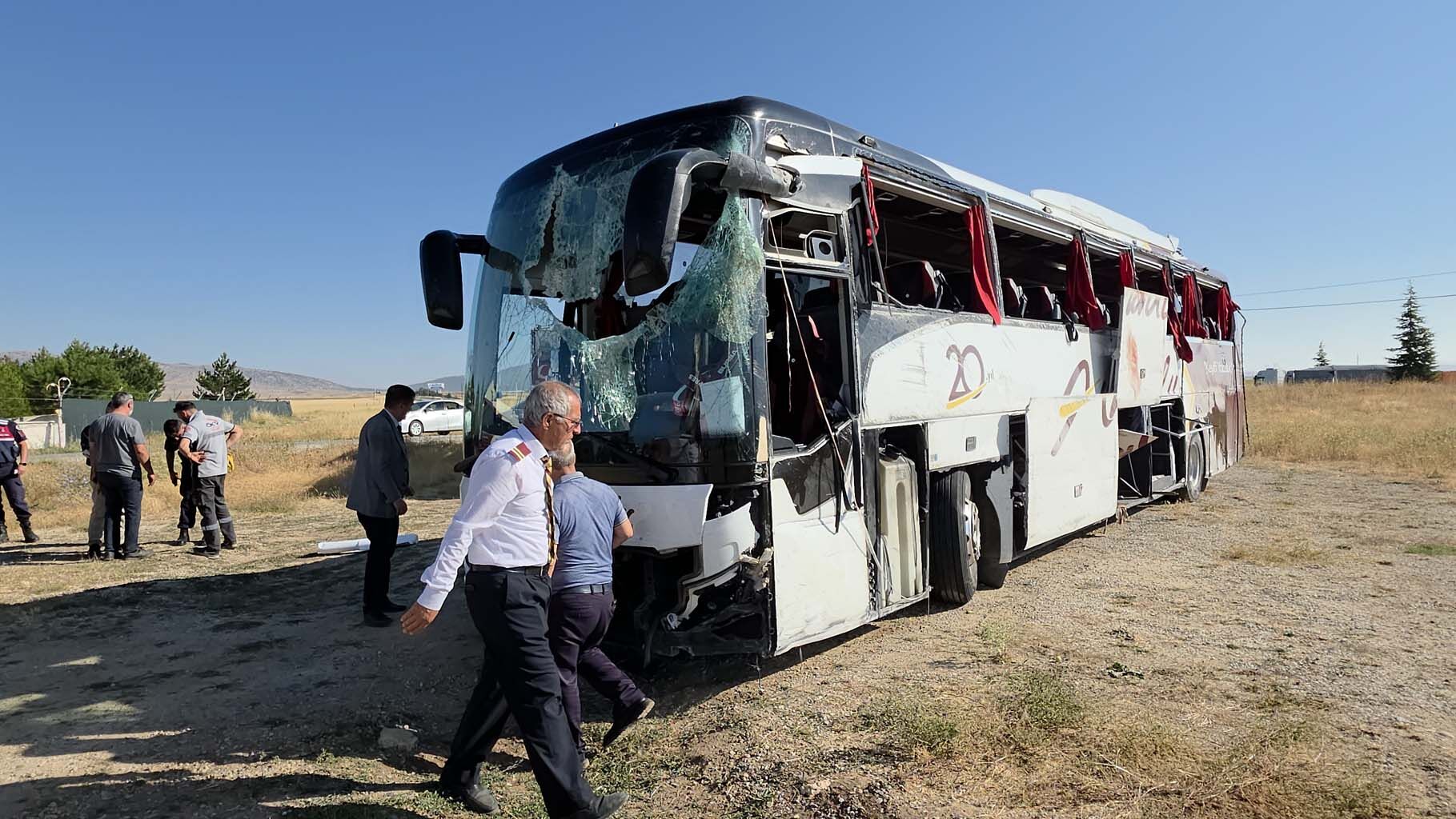 Aydın’a gelen yolcu otobüsü devrildi, 31 kişi..