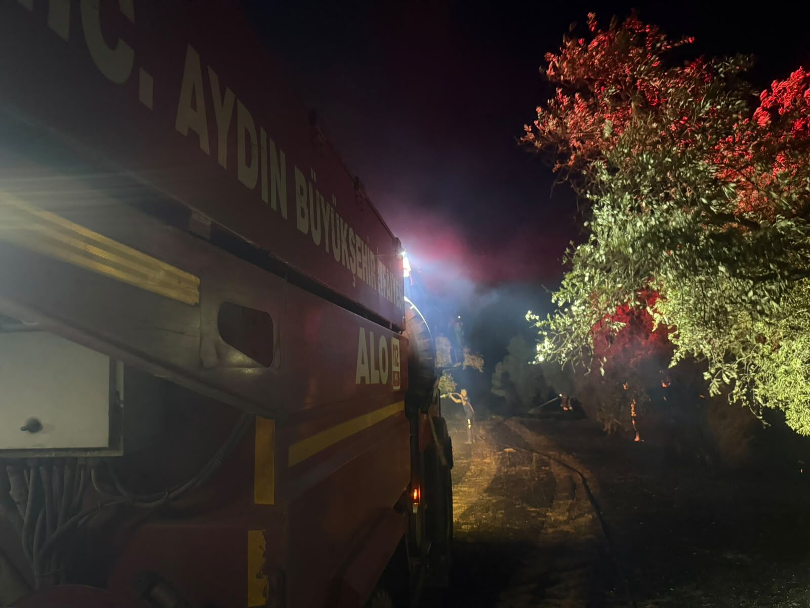 Mimar Sinan Mahallesi’nde Korkutan Yangın.. Aydın Büyükşehir’in Hızlı Müdahalesi Faciayı Önledi (2)