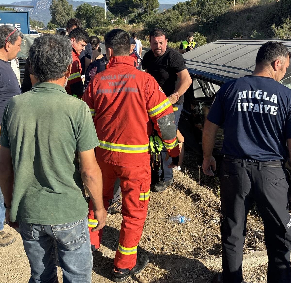 Muğla'nın Ula Ilçesinde Hafif Ticari Aracın Karıştığı Tek Taraflı Trafik Kazasında 1'I Çocuk Olmak Üzere Toplam 7 Kişi Yaralandı (3)