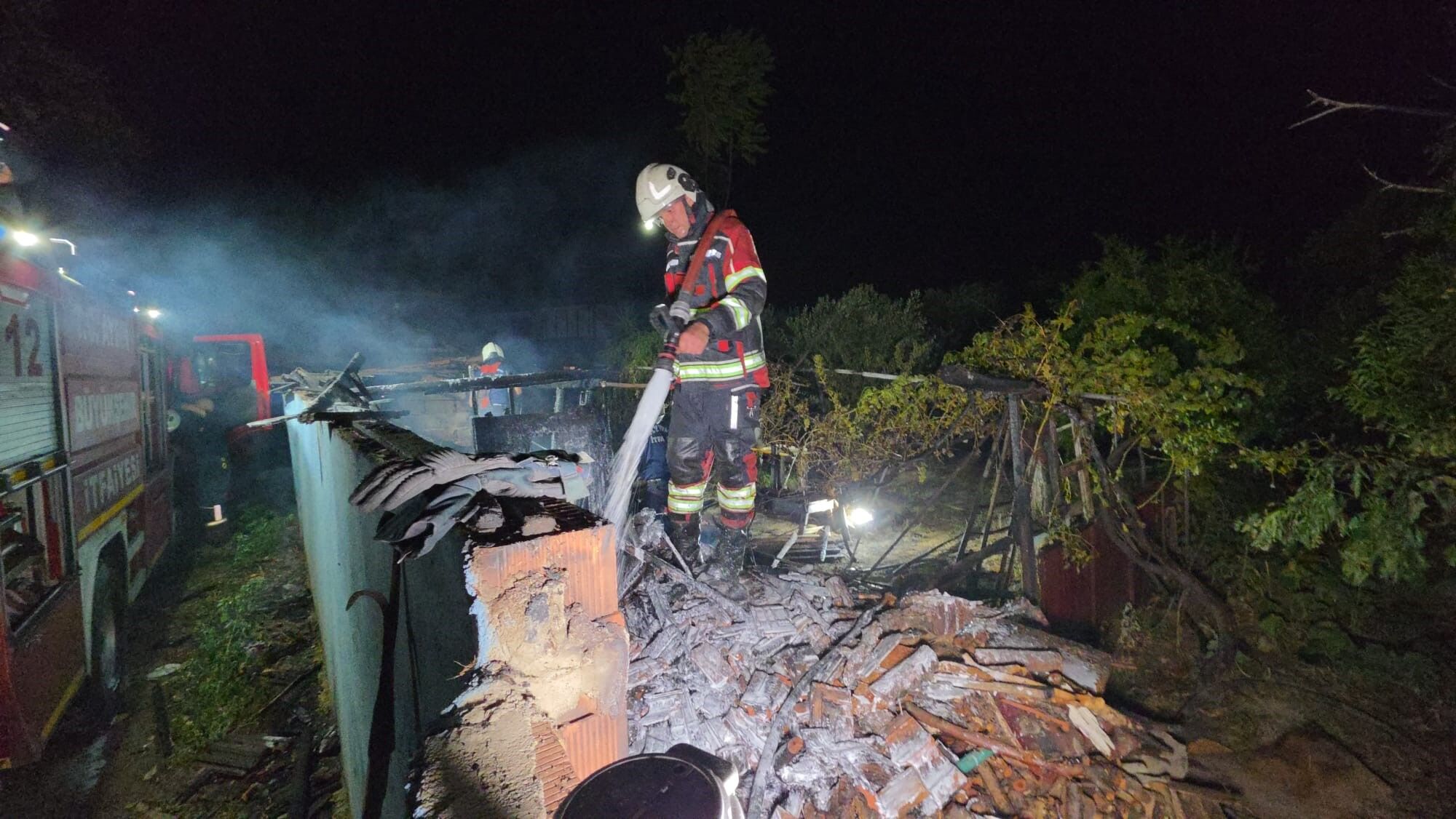 Nazilli’de Odunlukta Çıkan Yangın Eve Sıçradı (3)