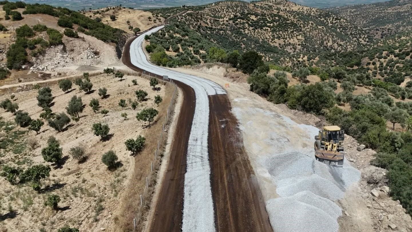 Önceden Iki Traktör Yan Yana Geçemiyordu.. Çerçioğlu Talimat Verdi, Mestanlar Yolu Yenileniyor (6)