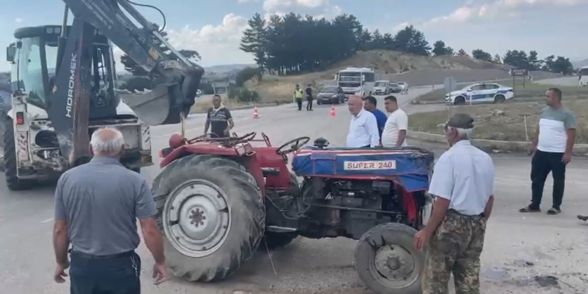 Otomobil ile traktör çarpıştı
