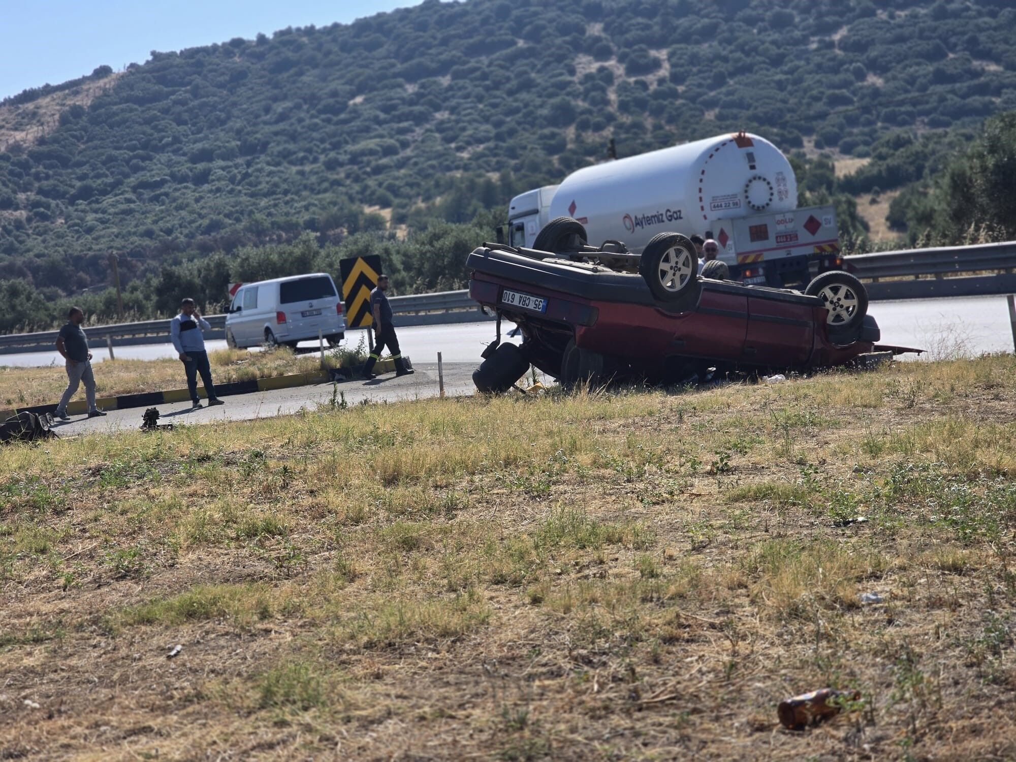 Otomobil Ters Döndü, Sürücü Hastaneye Kaldırıldı (1)