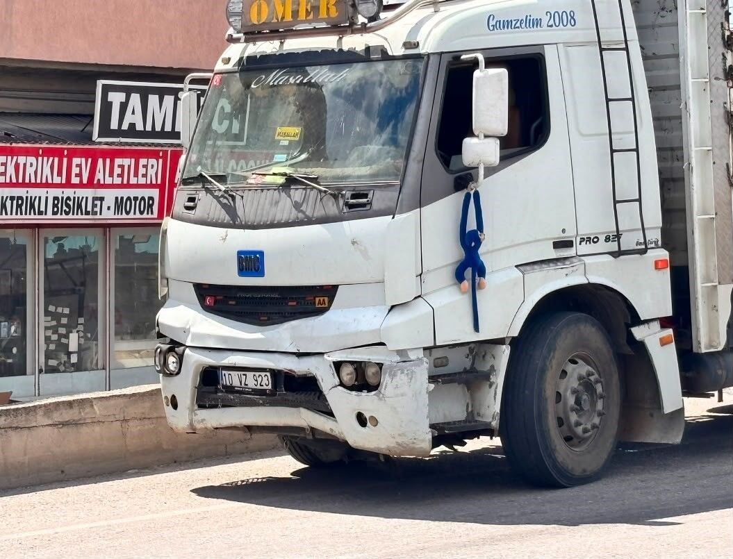 Otomobile Kamyon Çarptı, 2 Çocuk Yaralı (2)