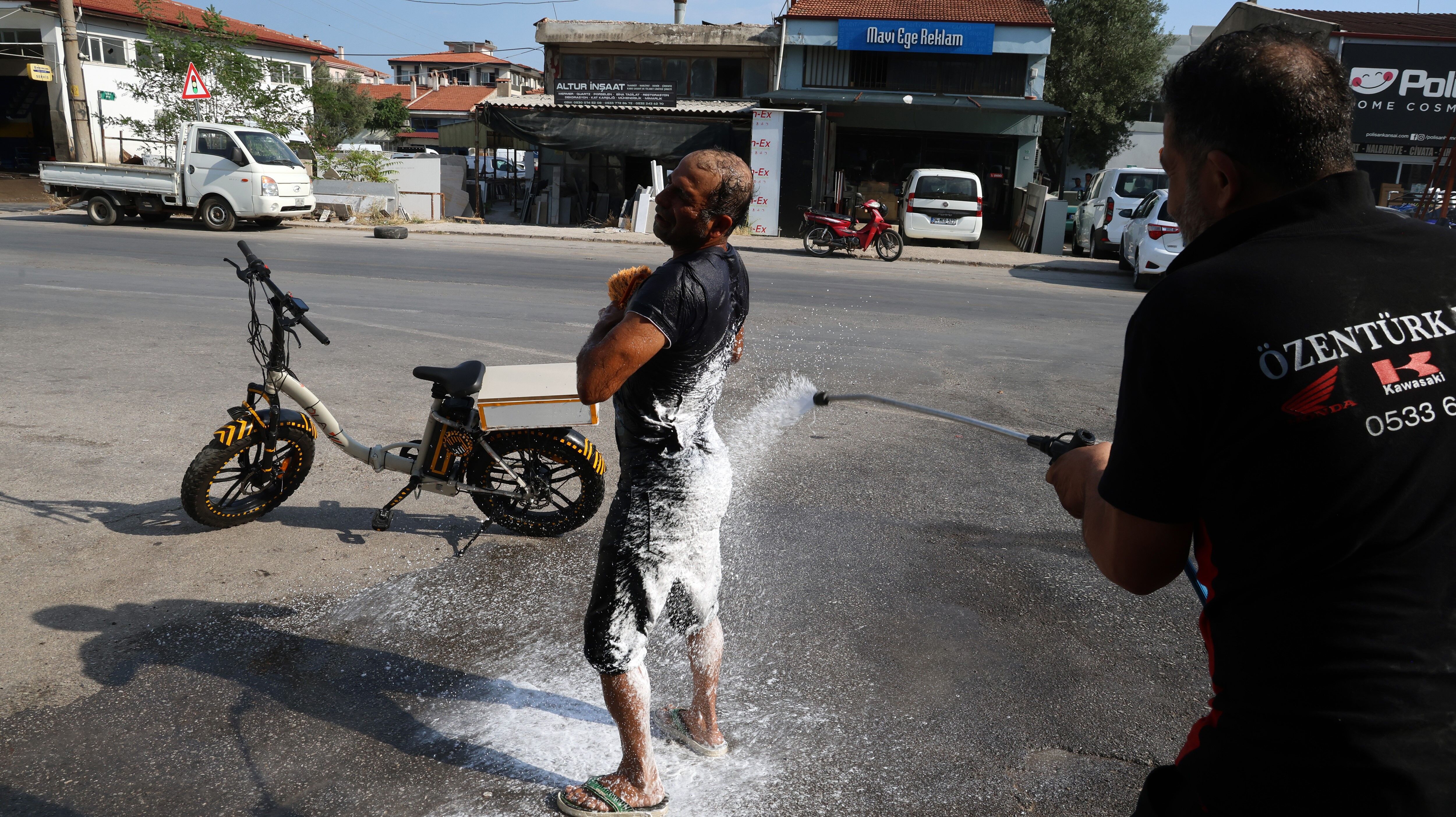 Sıcaktan Bunalan Vatandaş Bakın Ne Yaptı (4)