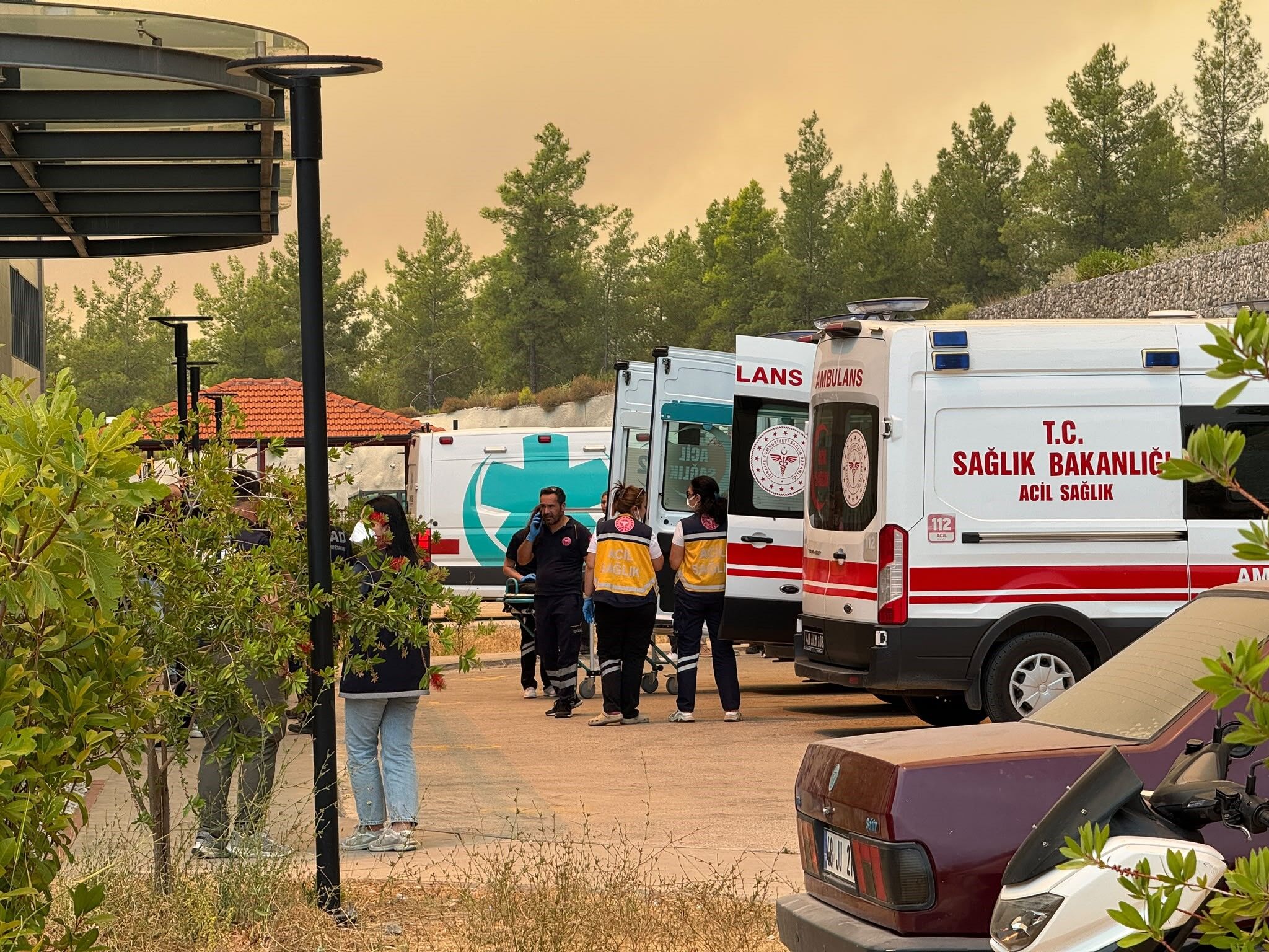 Son dakika.. Alevler büyüdü, devlet hastanesi boşaltılıyor