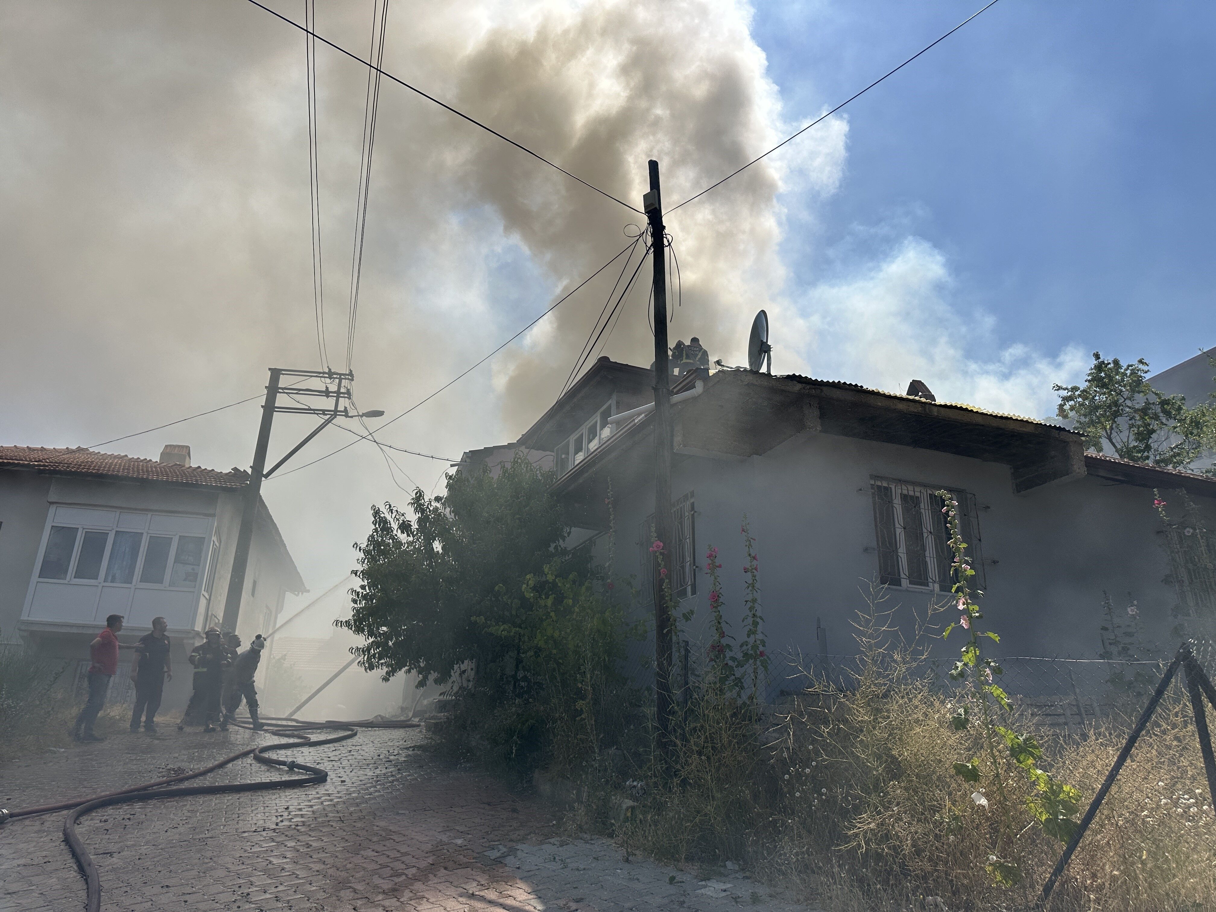 Tek Katlı Evde Yangın Çıktı (2)-1