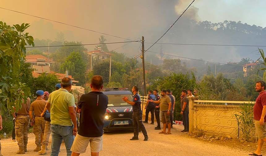 Yangın büyüyor, mahalle tahliye ediliyor