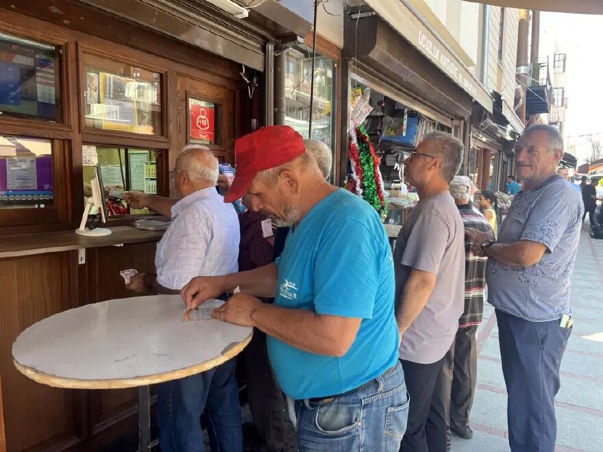 100 liralık kazı kazan hayatını değiştirdi! 8 milyon TL kazandı ama bakın ne yaptı