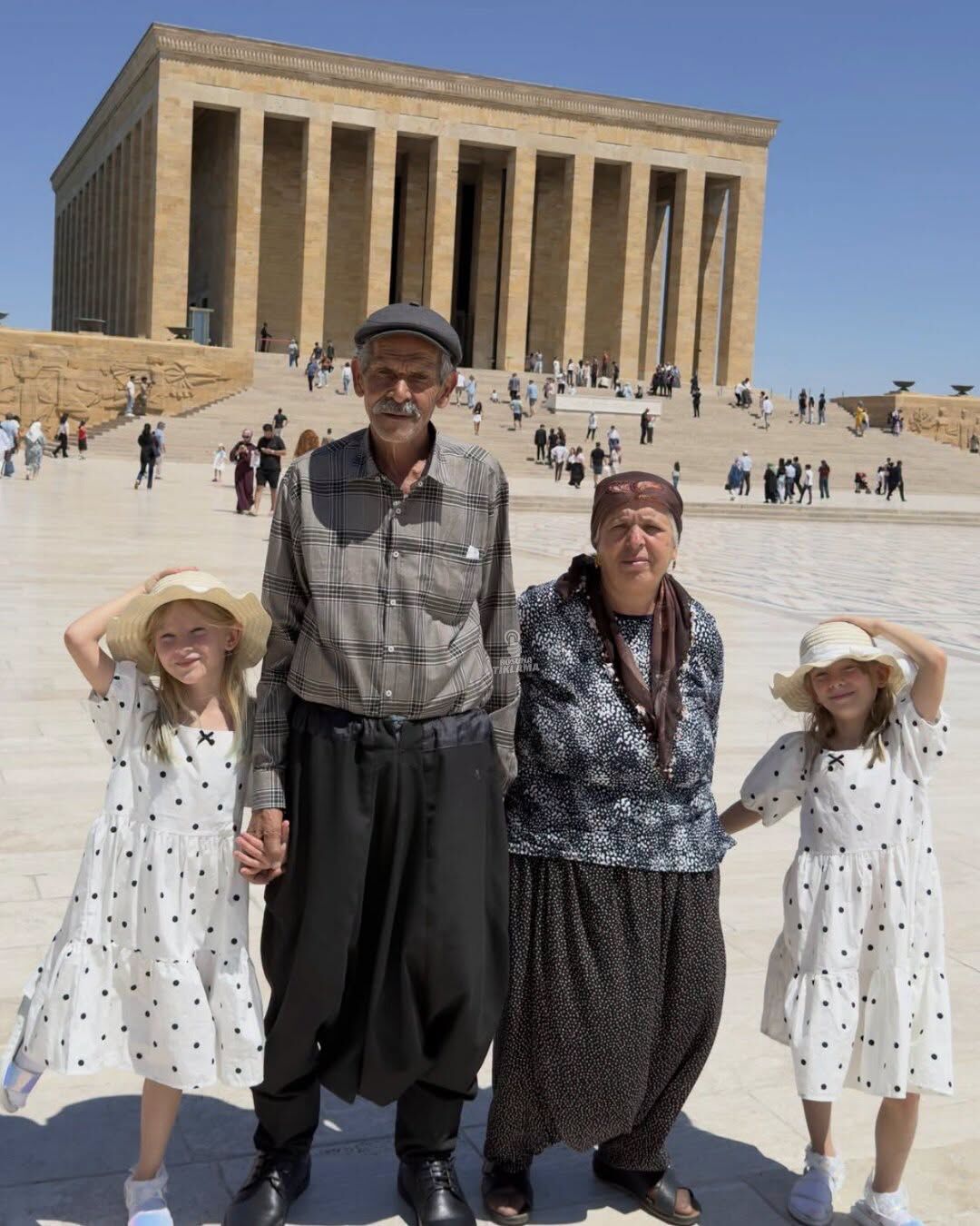 34 Yıl Sonra Gelen Mucize! İkiz Çocuklarıyla Anıtkabir’e Koştular (5)