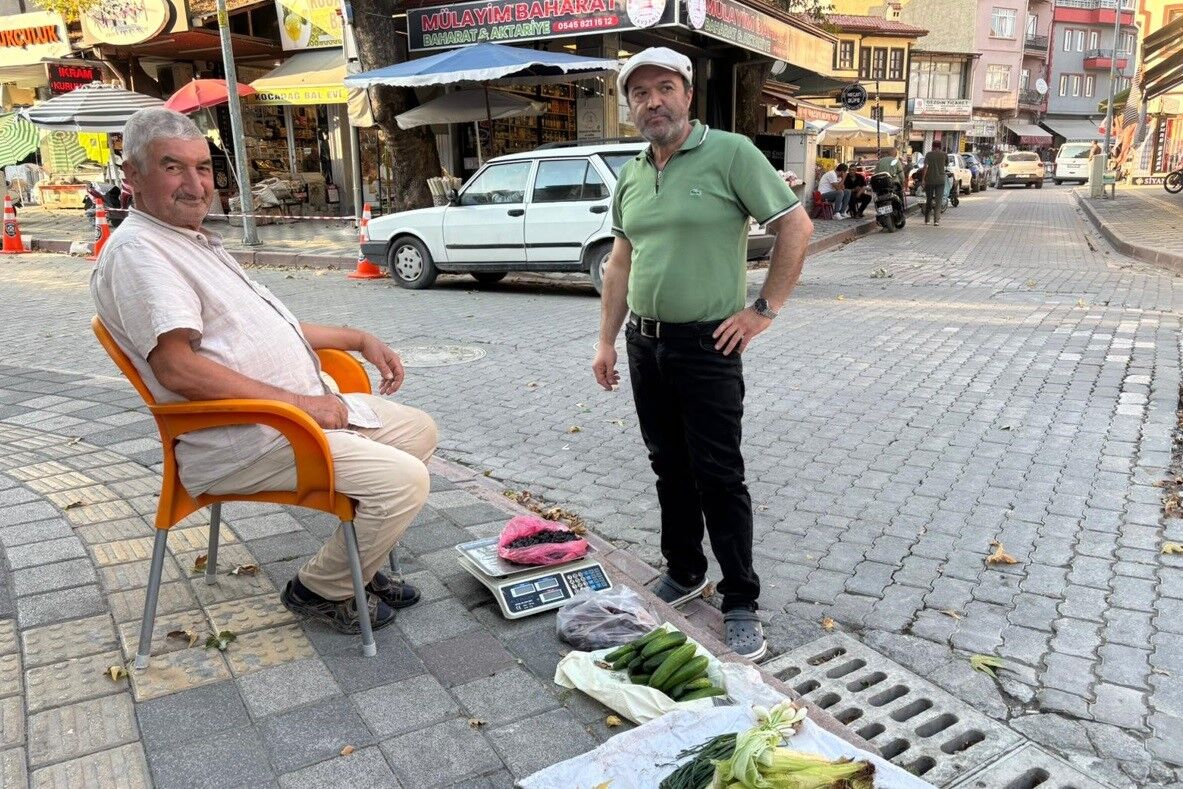 68 yaşında, tarlasında yetiştirdiği doğal ürünleri satıyor