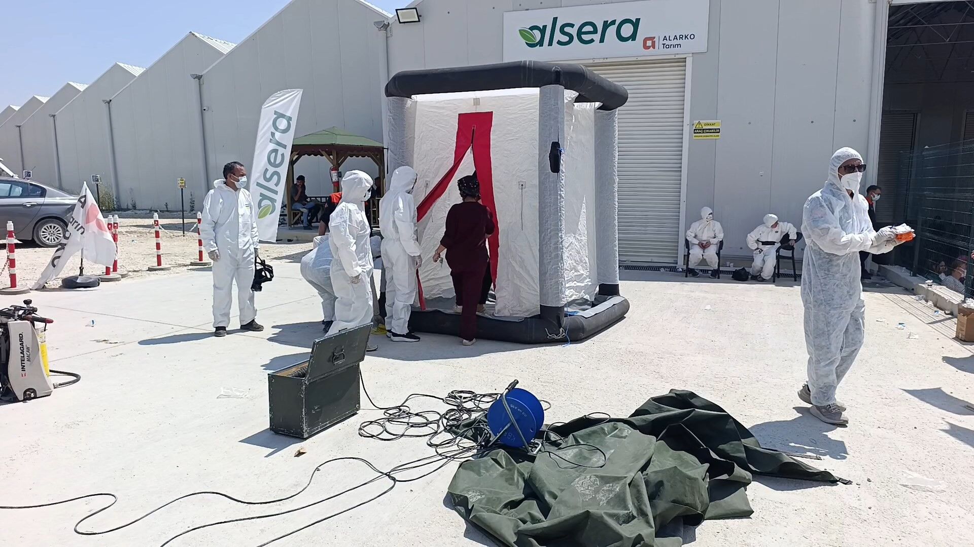 Domates serasında çalışan 24 işçi hastaneye kaldırıldı