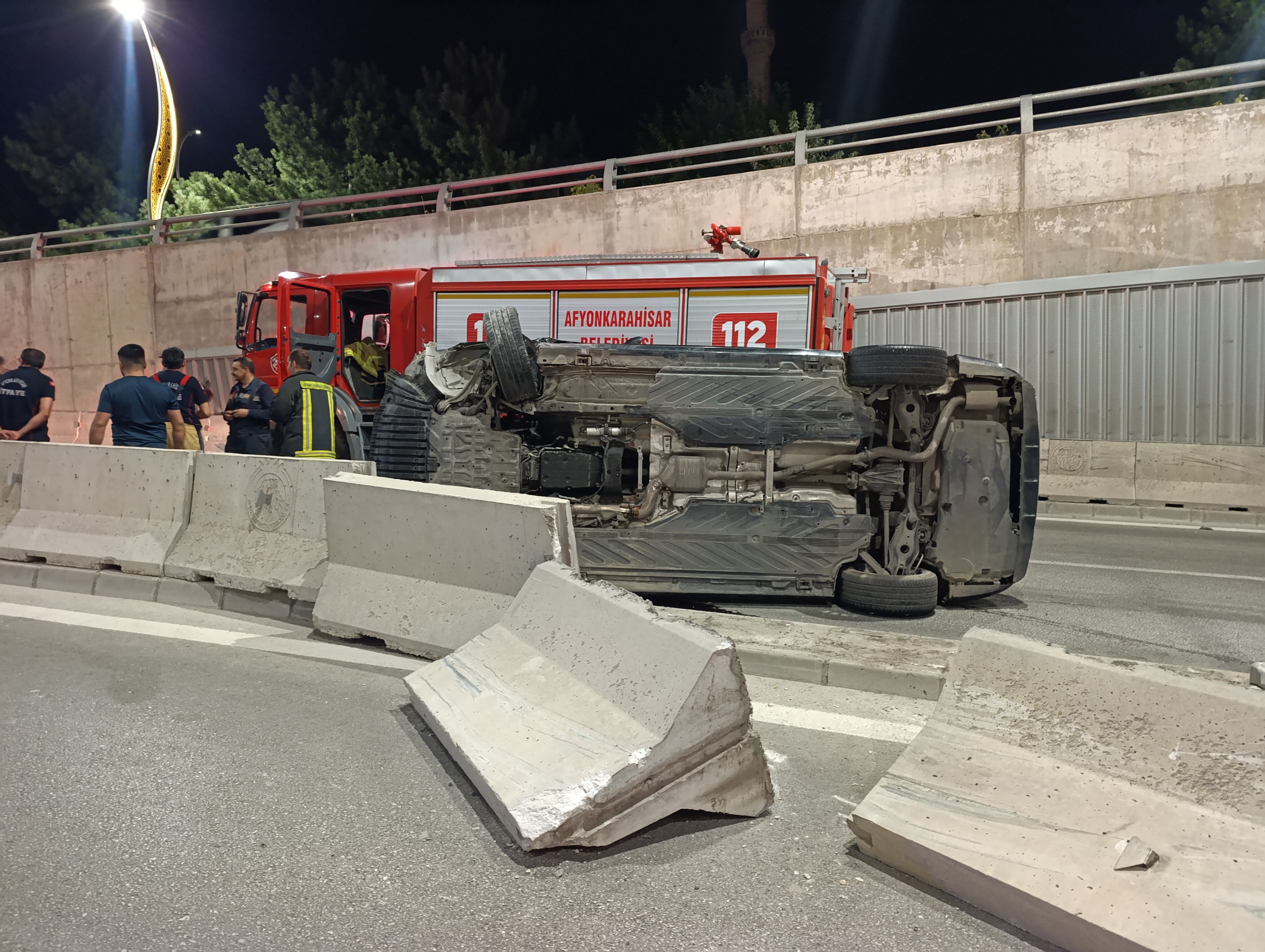 Alt Geçitte Iki Otomobil Çarpıştı (5)