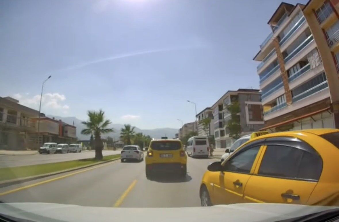 Ani Şerit Değiştiren Taksi Kazaya Neden Oluyordu (2)