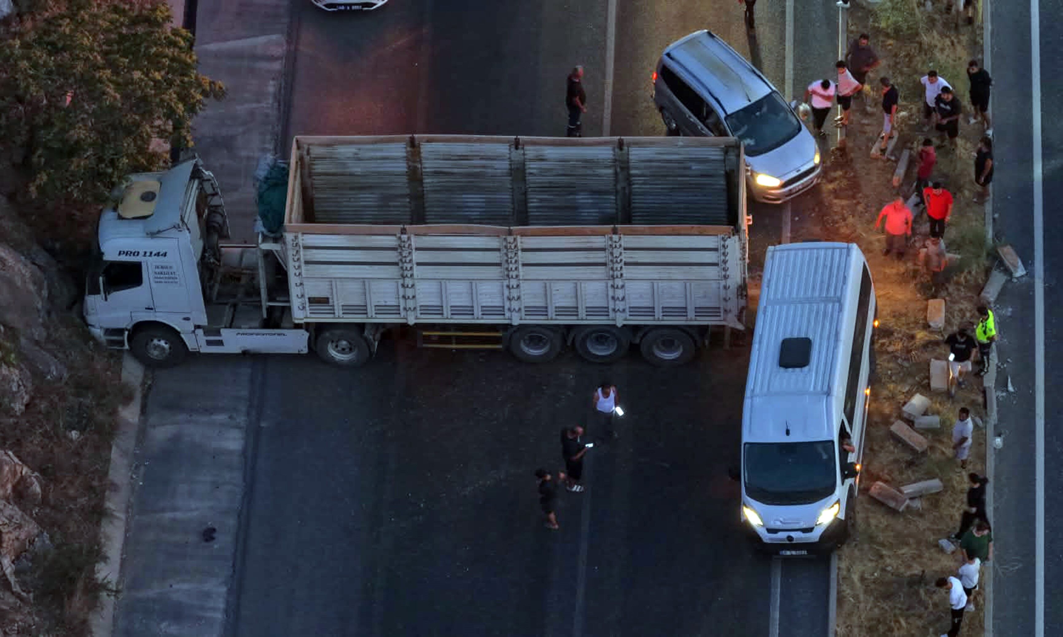 Aydın Karayolunda Tır Karşı Şeride Geçti, Trafik Aksadı (1)
