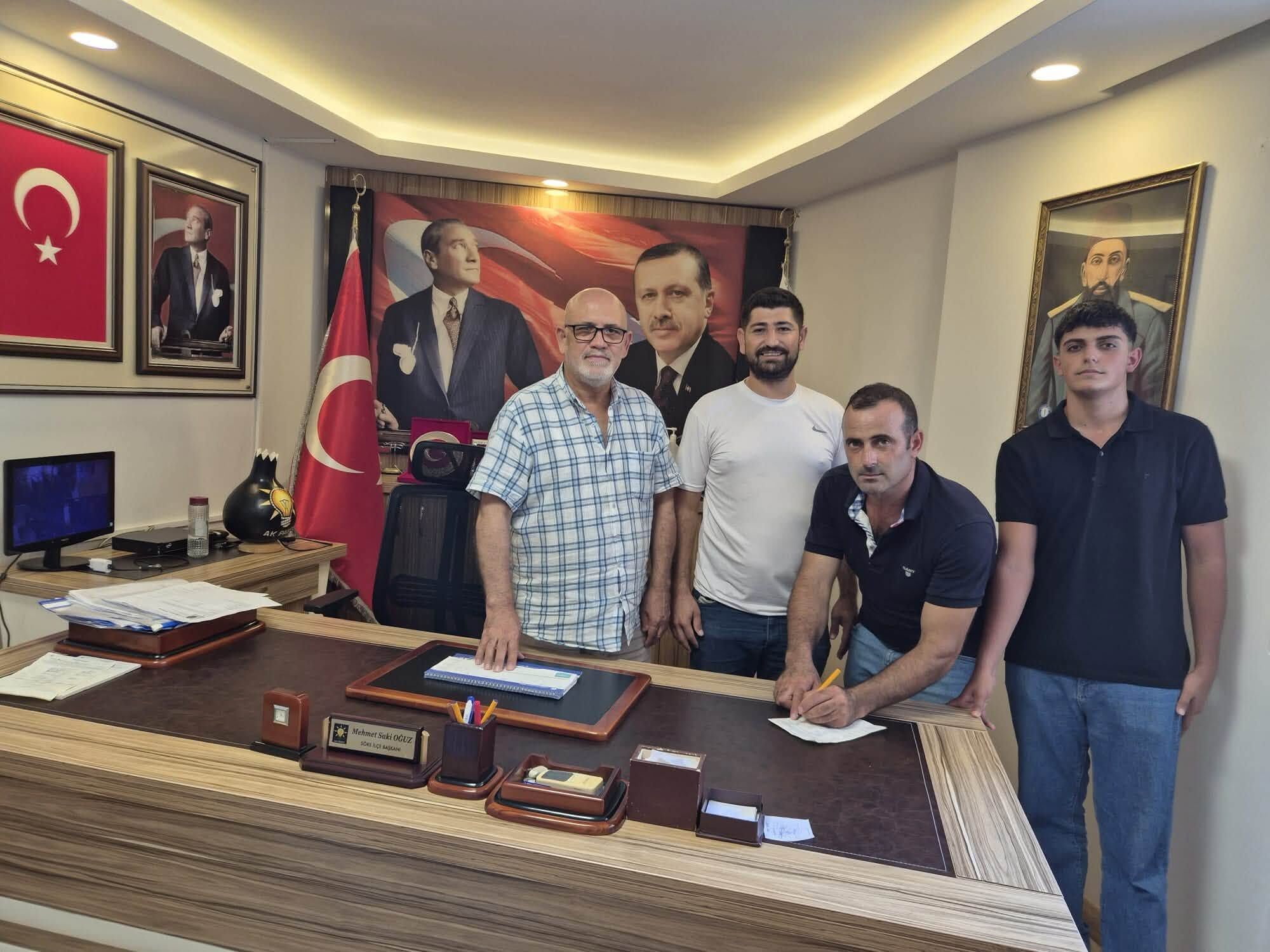 Aydın'da Ak Parti'ye Katılım Rüzgarı Vatandaşlar Ilçe Binalarına Akın Ediyor (3)