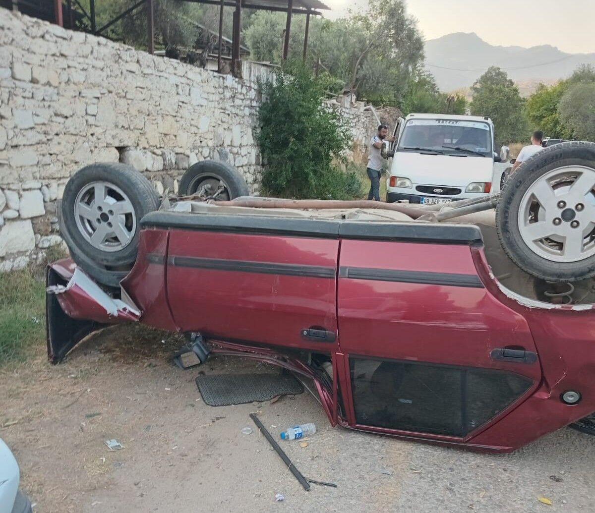 Aydın’da Kontrolden Çıkan Otomobil Ters Döndü (1)