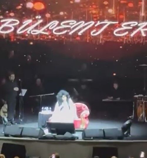 Aydın’da Sahne Alan Bülent Ersoy Seyircilere Küfretti (1)