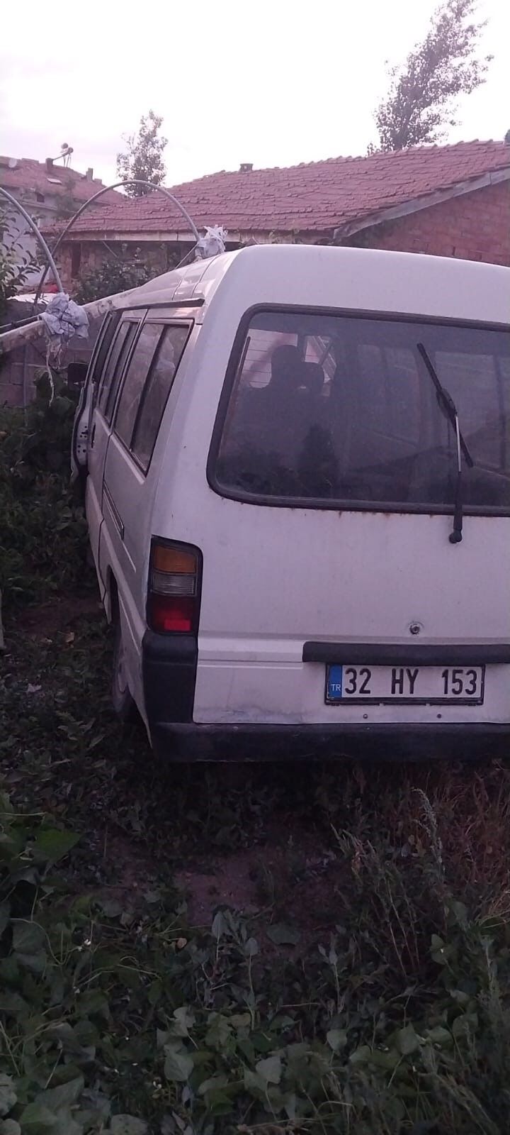 Bahçeden Içeri Girip Alev Alan Minibüsü Ev Sahipleri Musluk Hortumuyla Söndürdü (1)
