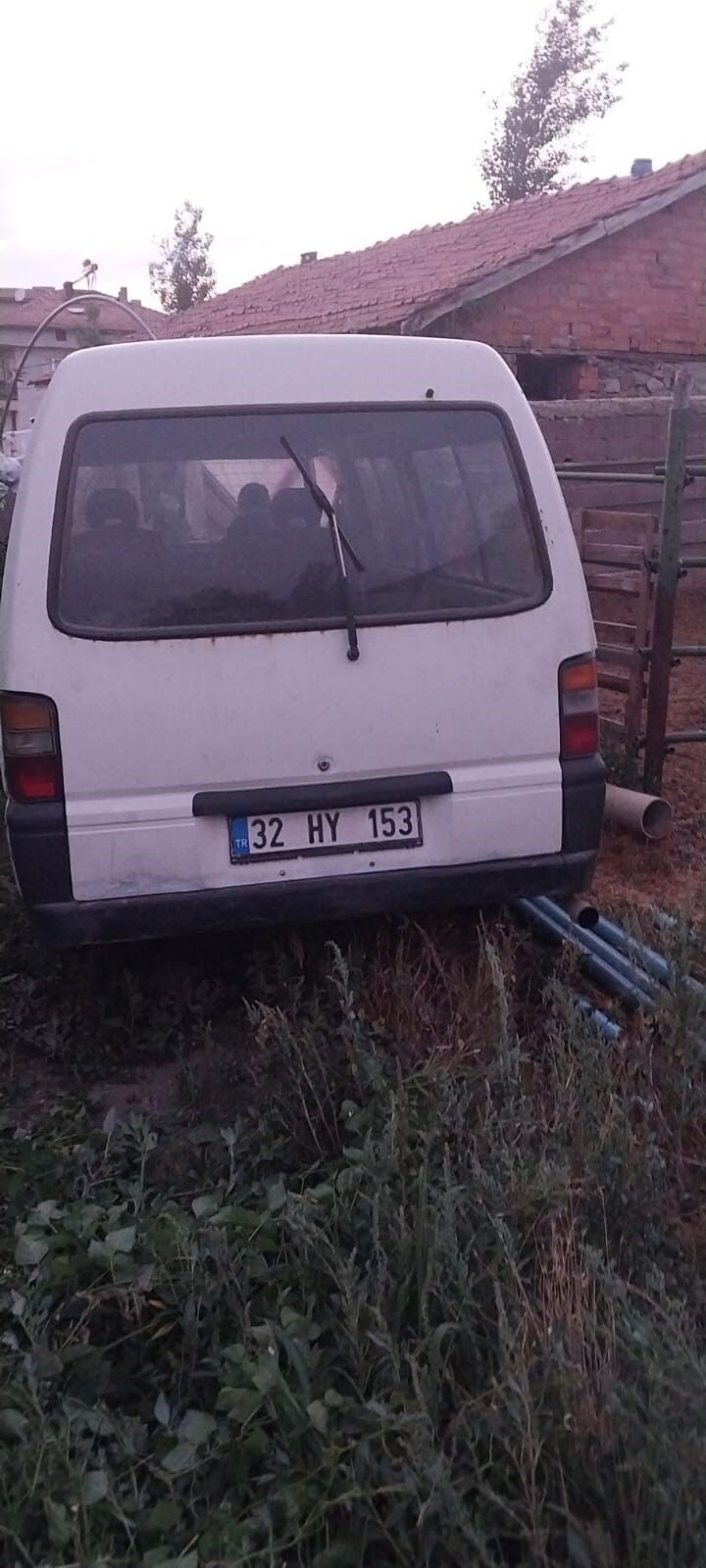 Bahçeden Içeri Girip Alev Alan Minibüsü Ev Sahipleri Musluk Hortumuyla Söndürdü (4)