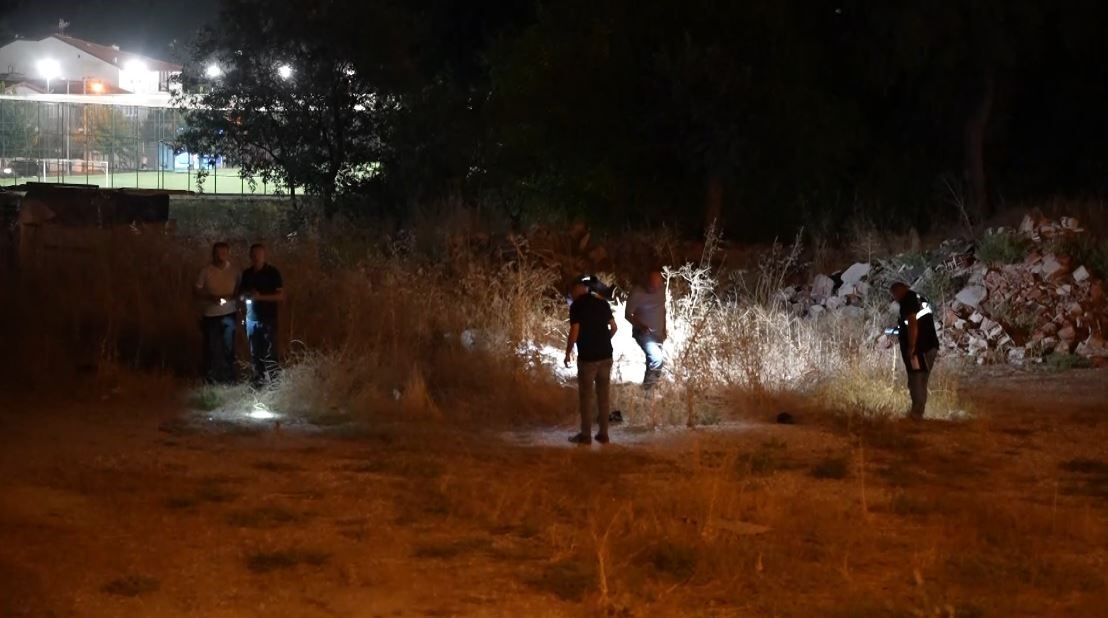 Denizli'nin Pamukkale Ilçesinde Iki Grup Arasında Henüz Bilinmeyen Bir Nedenle Çıkan Tartışmanın Kavgaya Dönüşmesi Sonucu Silahla Vurulan 1 Kişi Yaralandı. (3)