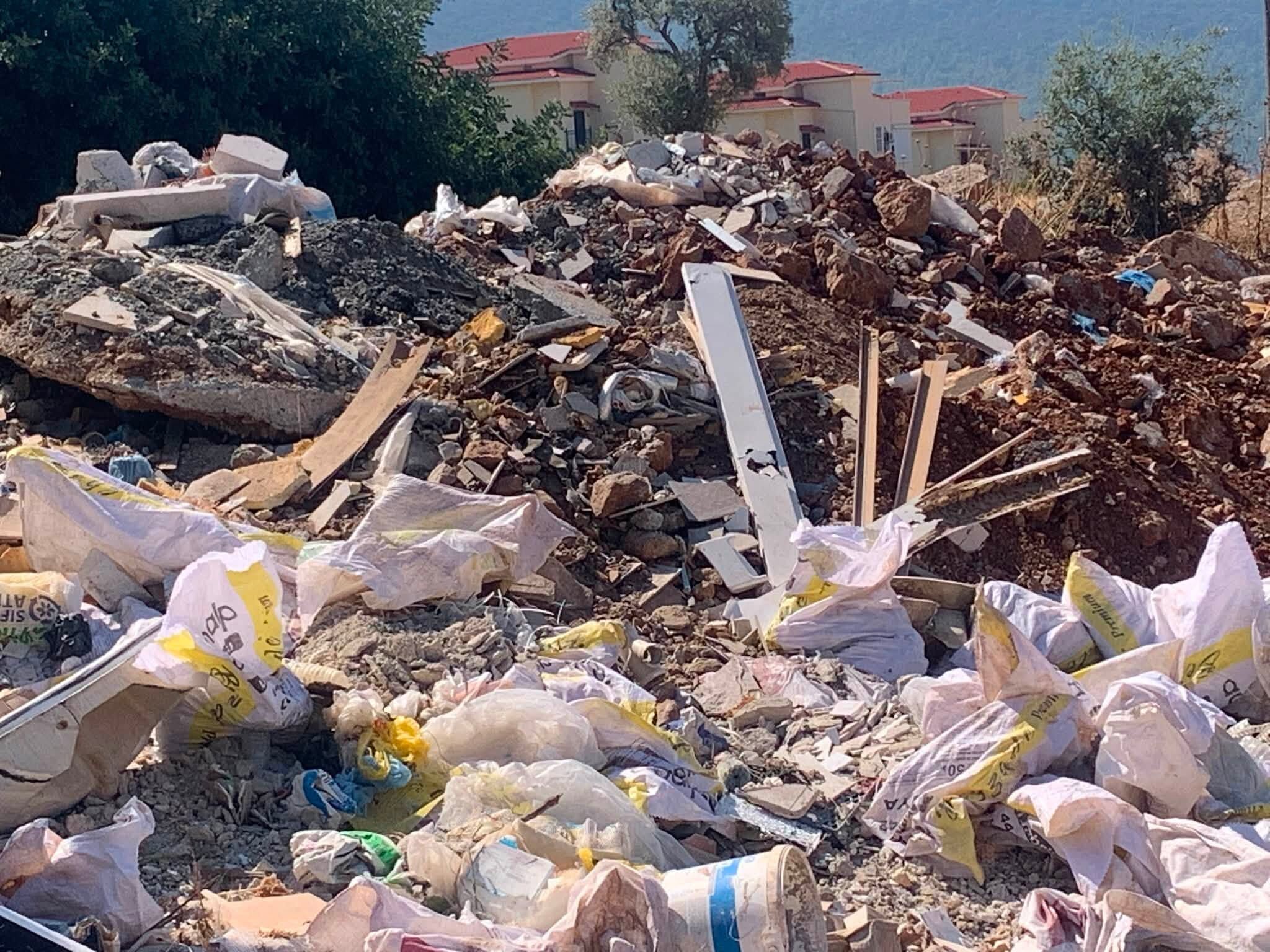 Didim’de Deniz Manzaralı Çöp Skandalı Moloz, Klozet, Duş Teknesi Ne Ararsan Var! (3)