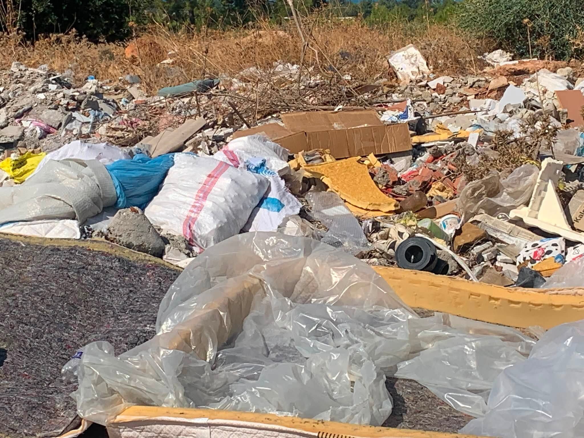 Didim’de Deniz Manzaralı Çöp Skandalı Moloz, Klozet, Duş Teknesi Ne Ararsan Var! (4)