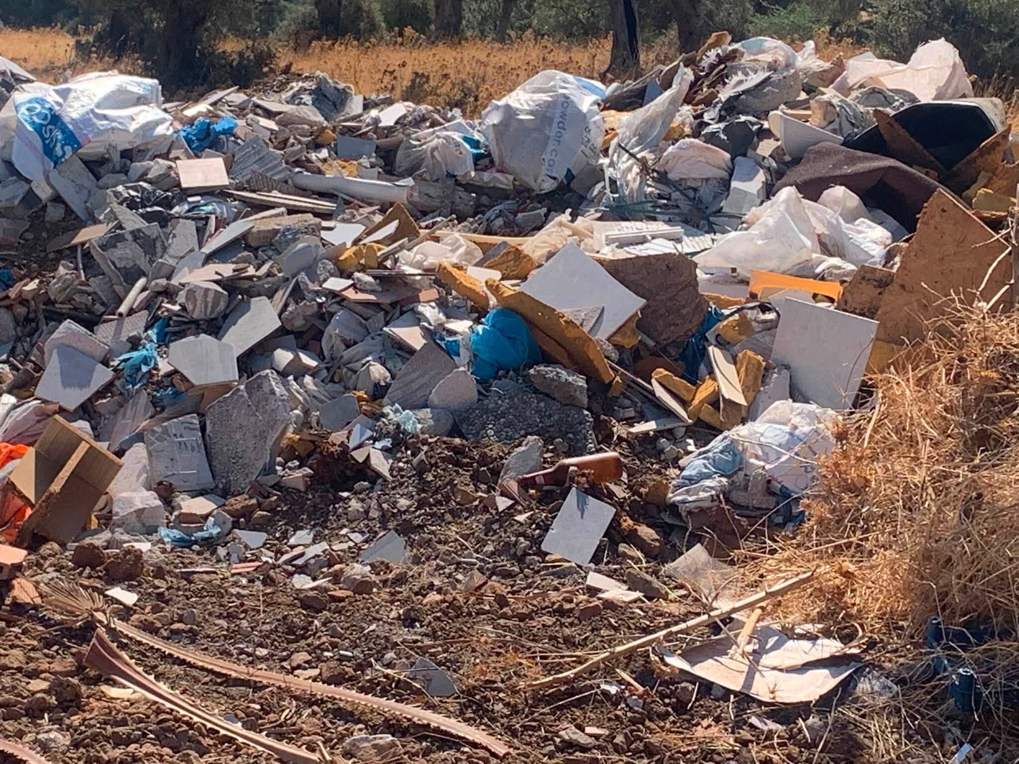 Didim’de Deniz Manzaralı Çöp Skandalı Moloz, Klozet, Duş Teknesi Ne Ararsan Var! (5)