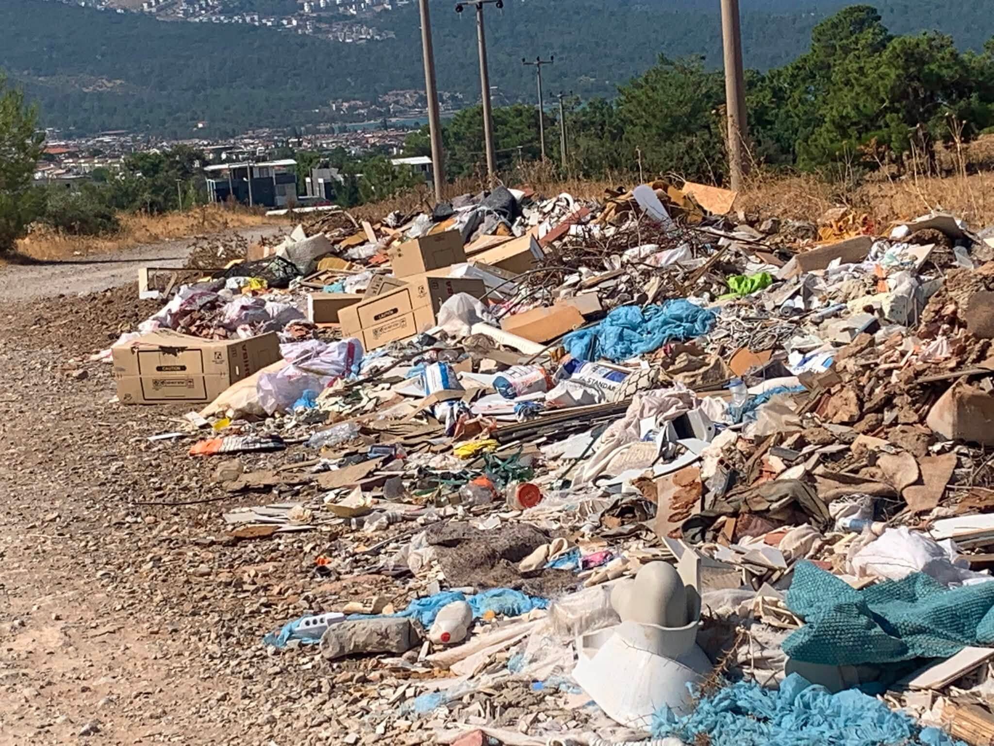 Didim’de Deniz Manzaralı Çöp Skandalı Moloz, Klozet, Duş Teknesi Ne Ararsan Var! (6)