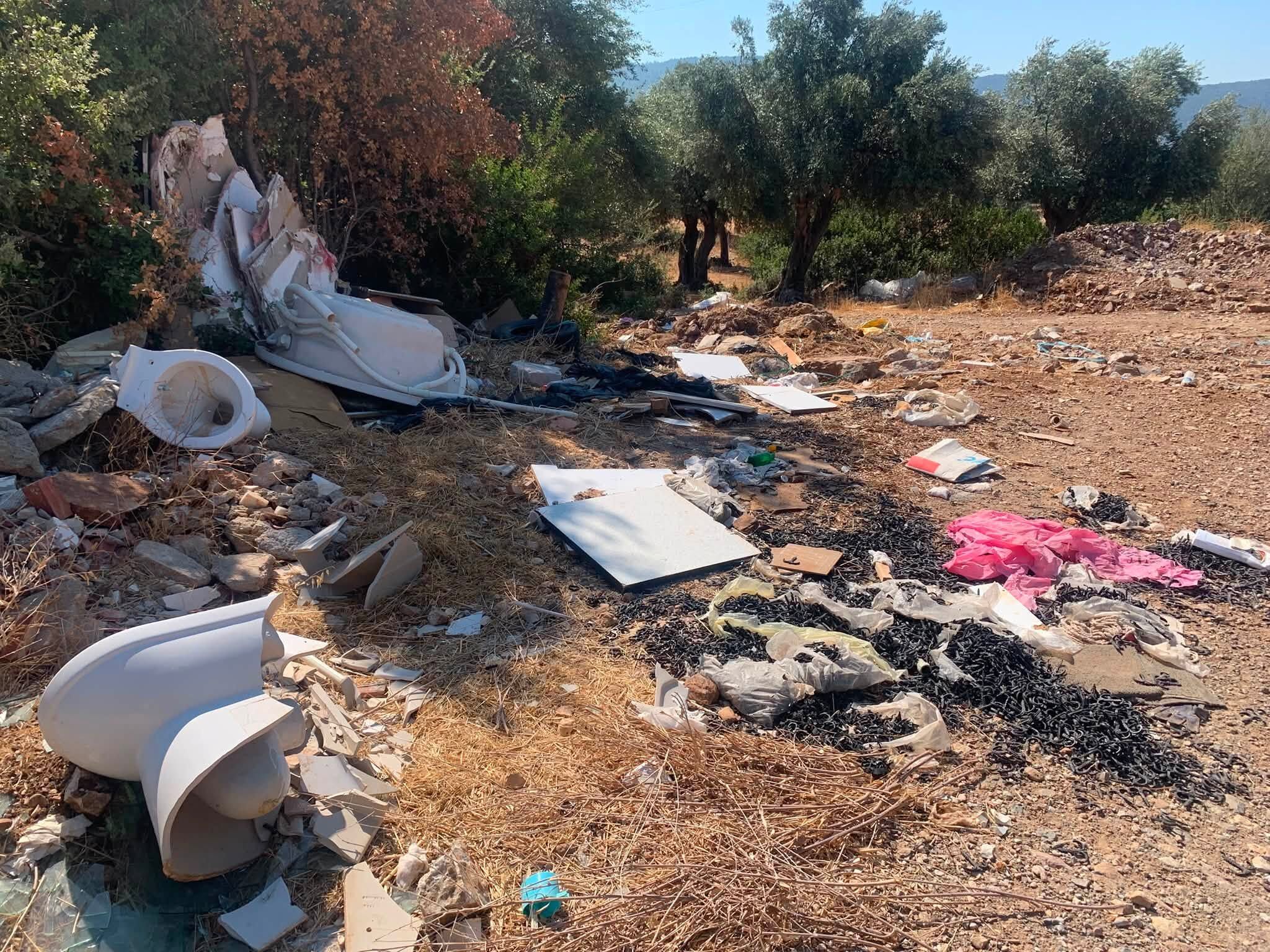 Didim’de Deniz Manzaralı Çöp Skandalı Moloz, Klozet, Duş Teknesi Ne Ararsan Var! (8)