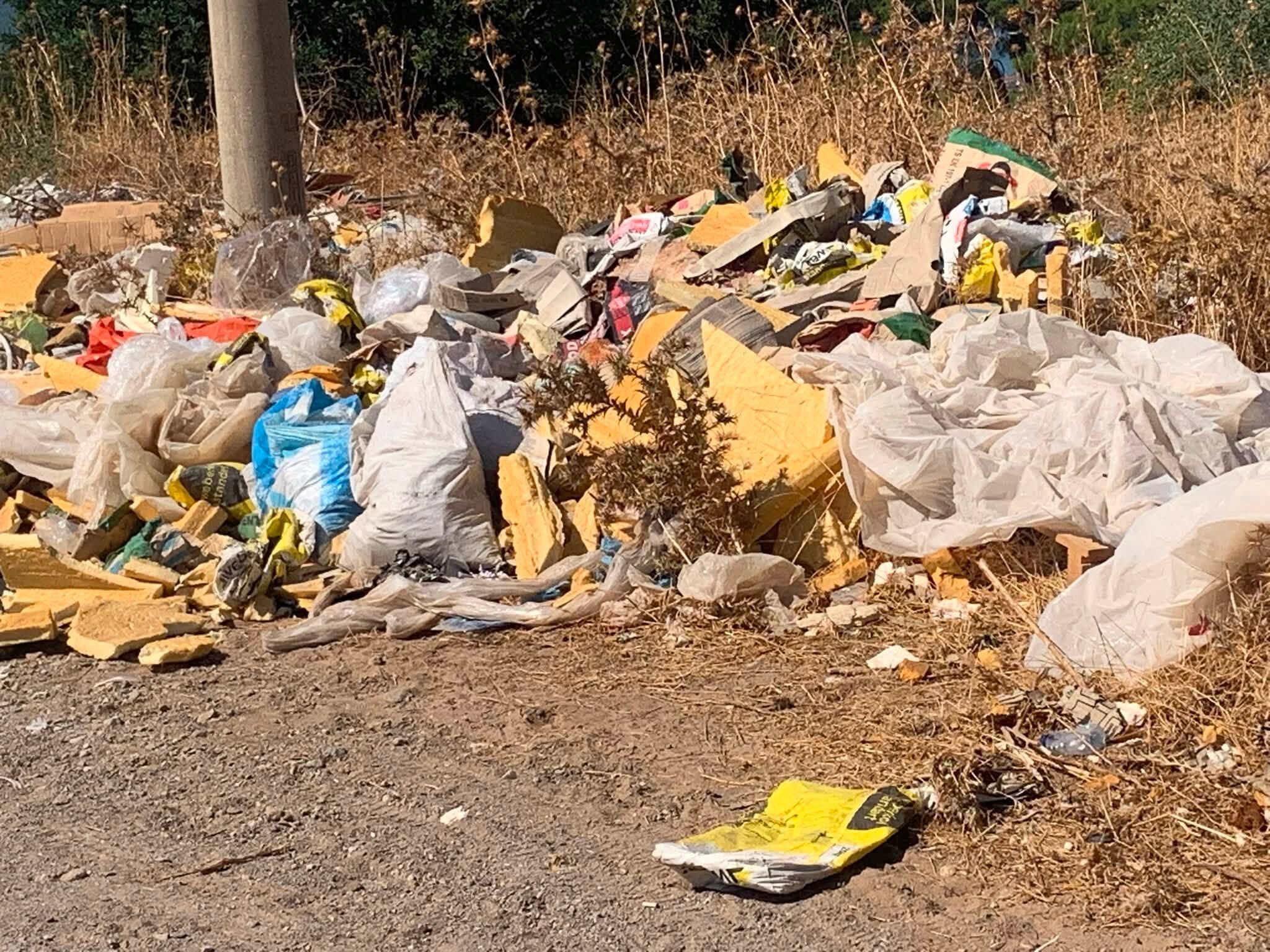 Didim’de Deniz Manzaralı Çöp Skandalı Moloz, Klozet, Duş Teknesi Ne Ararsan Var! (9)