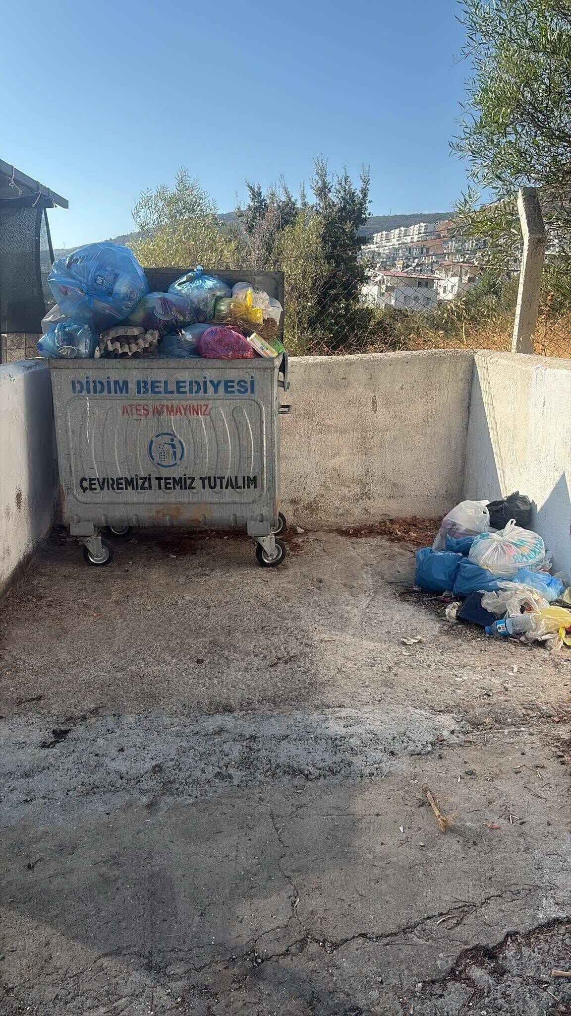 Didim’de Vatandaştan Çöp Tepkisi 4 Gündür Toplanmıyor, Sinekten Geçilmiyor (1)
