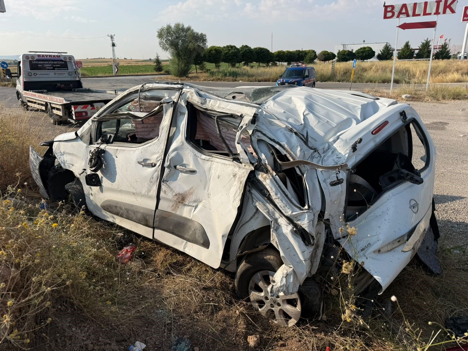 Hafif ticari araç takla attı: Hayatını kaybeden ve yaralananlar var
