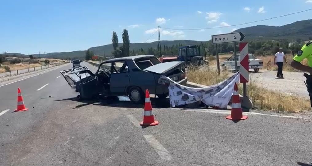 İki Otomobil Çarpıştı, 1 Kişi Can Verdi, 4 Yaralı (1)
