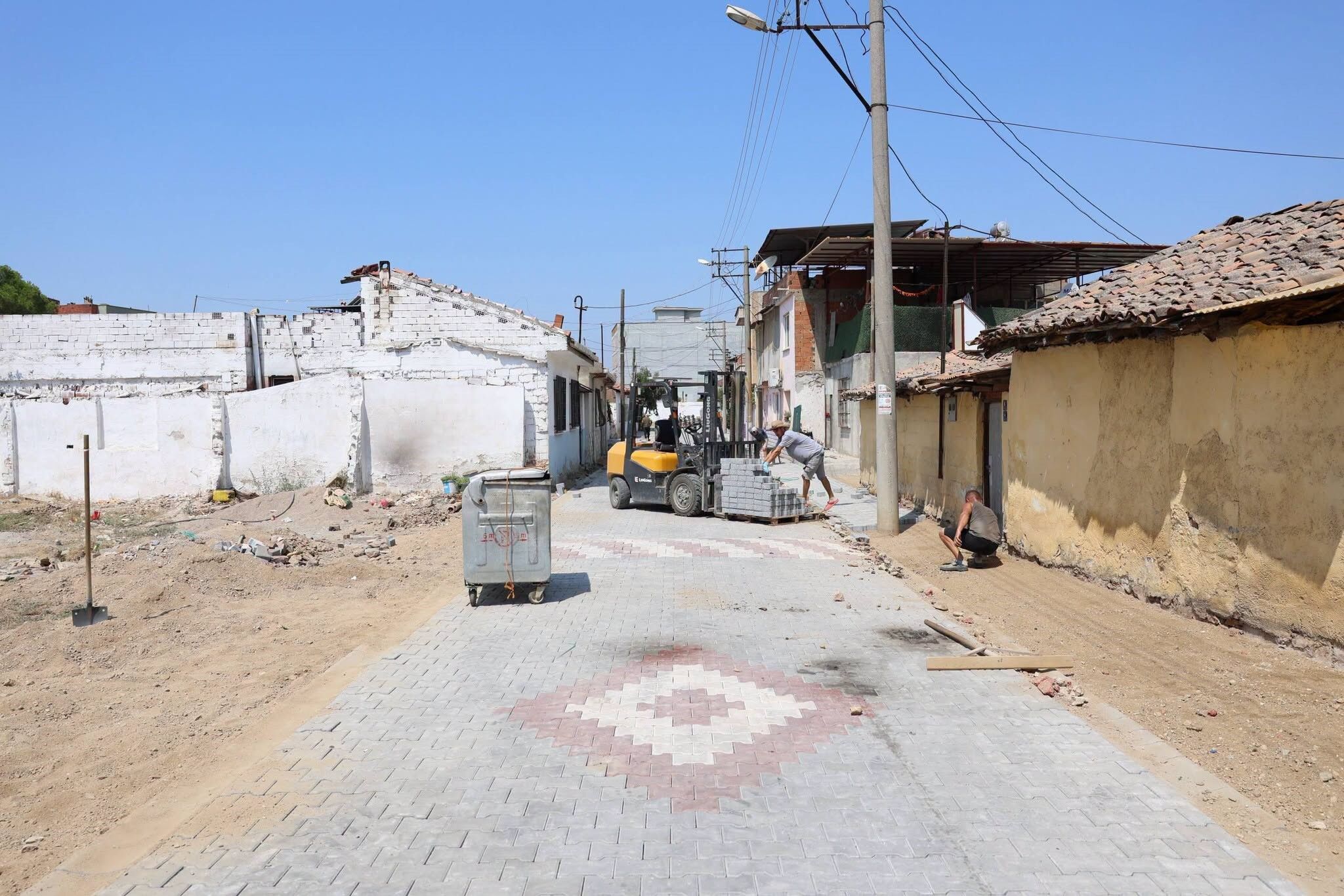 İncirliova’da 3 Sokakta Yol Yenileme Çalışmaları Sürüyor (2)