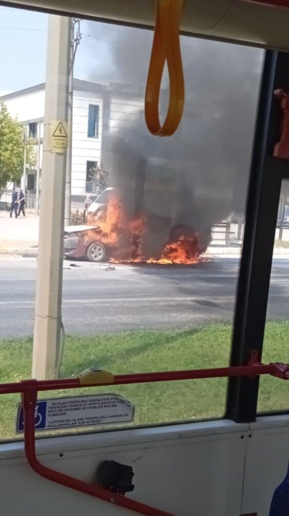 İzmir Aydın Karayolu’nda Otomobil Alev Topuna Döndü (3)