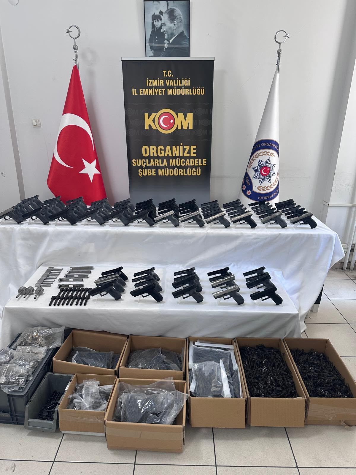 İzmir Merkezli 2 Ilde Dev Silah Operasyonu 13 Gözaltı (3)