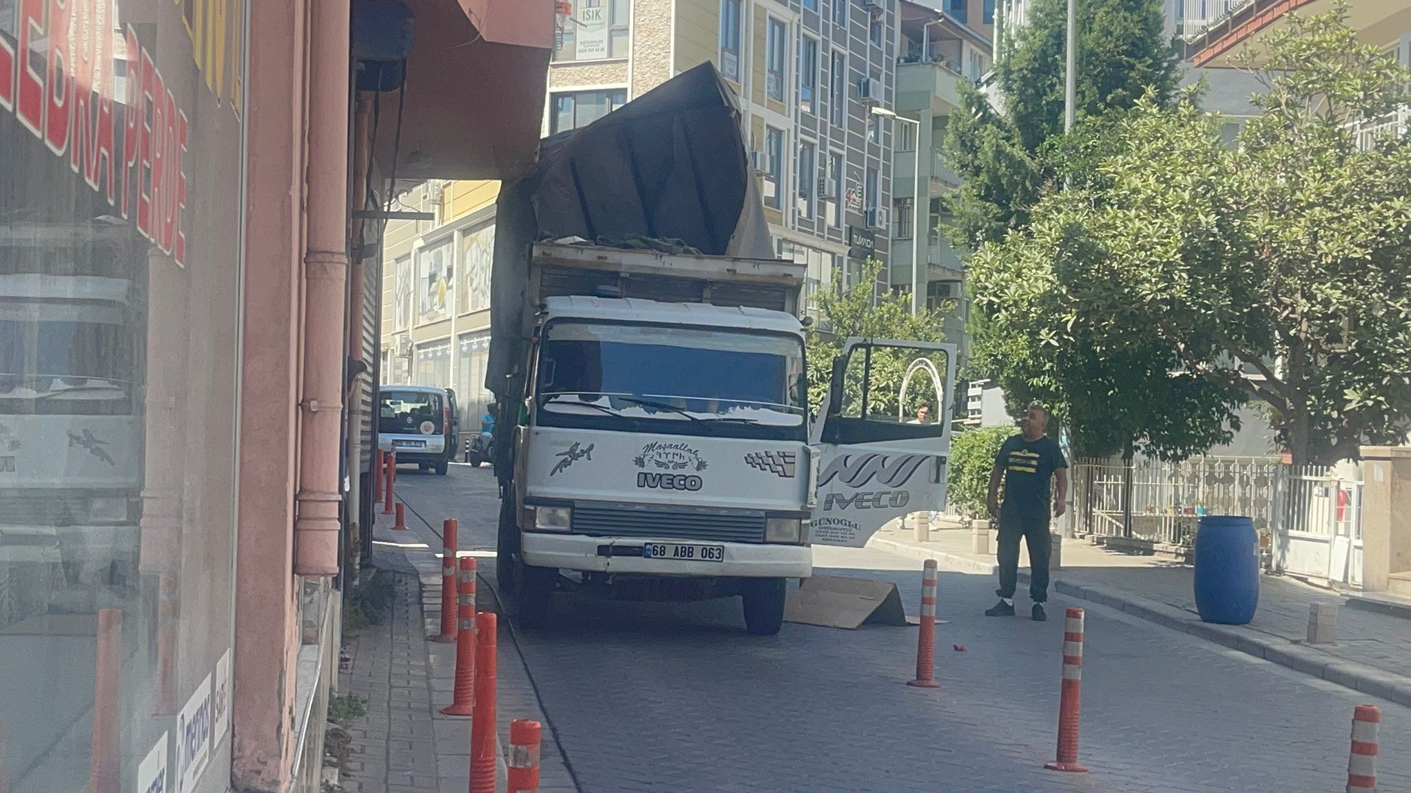 Kamyonetin Kasası Binanın Balkonuna Çarptı (4)