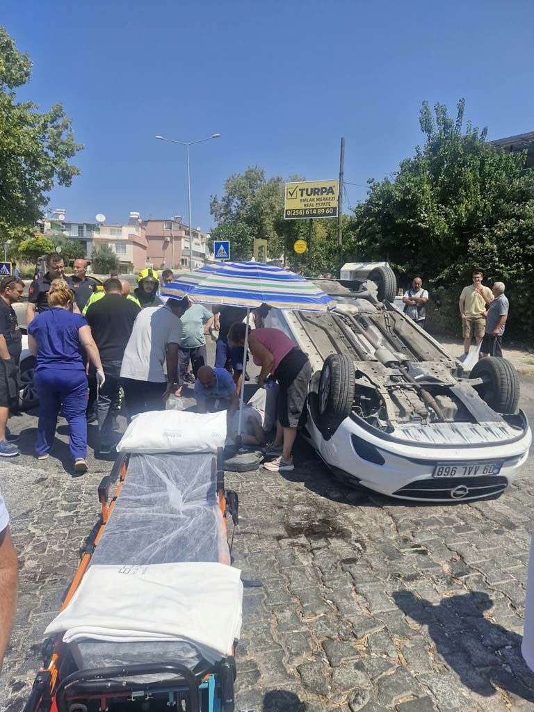 Kuşadası’ndaki Kazada Otomobil Ters Döndü (2)