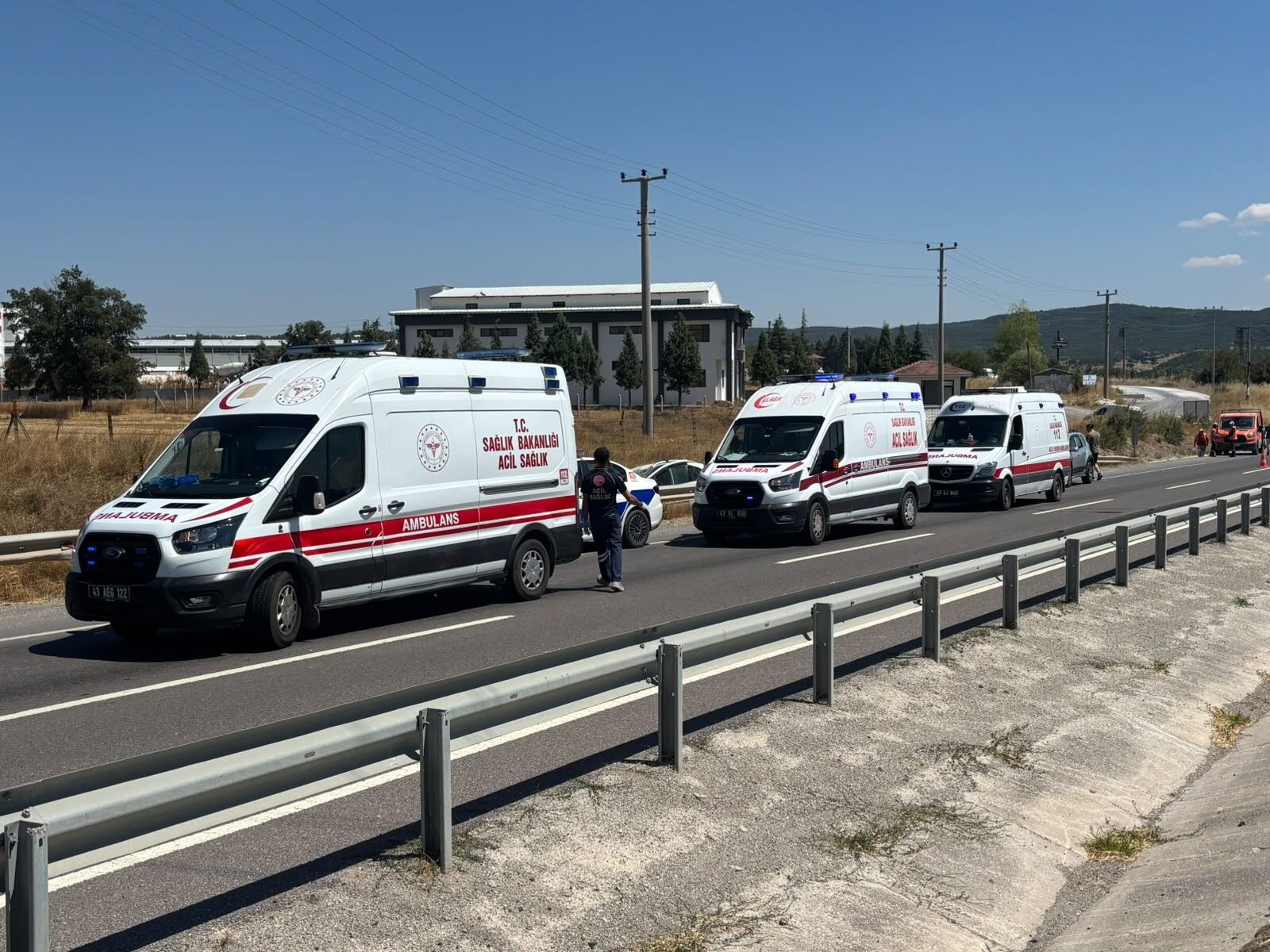 Kütahya’nın Tavşanlı Ilçesinde Kontrolden Çıkan Otomobilin Bariyerlere Çarpıp Takla Attığı Kazada Aynı Aileden 2’Si Çocuk 4 Kişi Yaralandı (4)