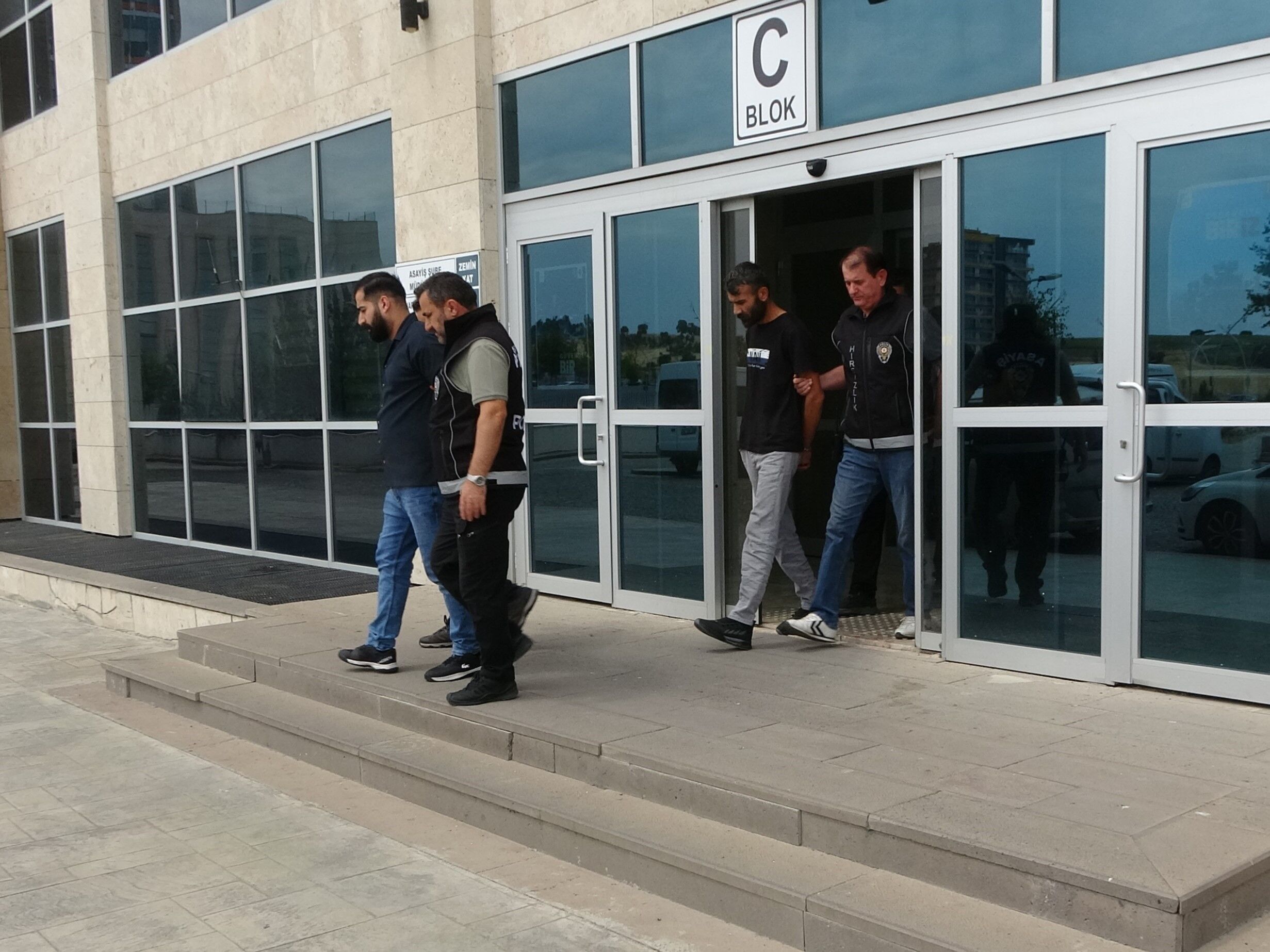Kuyumcu Soygununda 3 Şüpheli Tutuklandı (2)