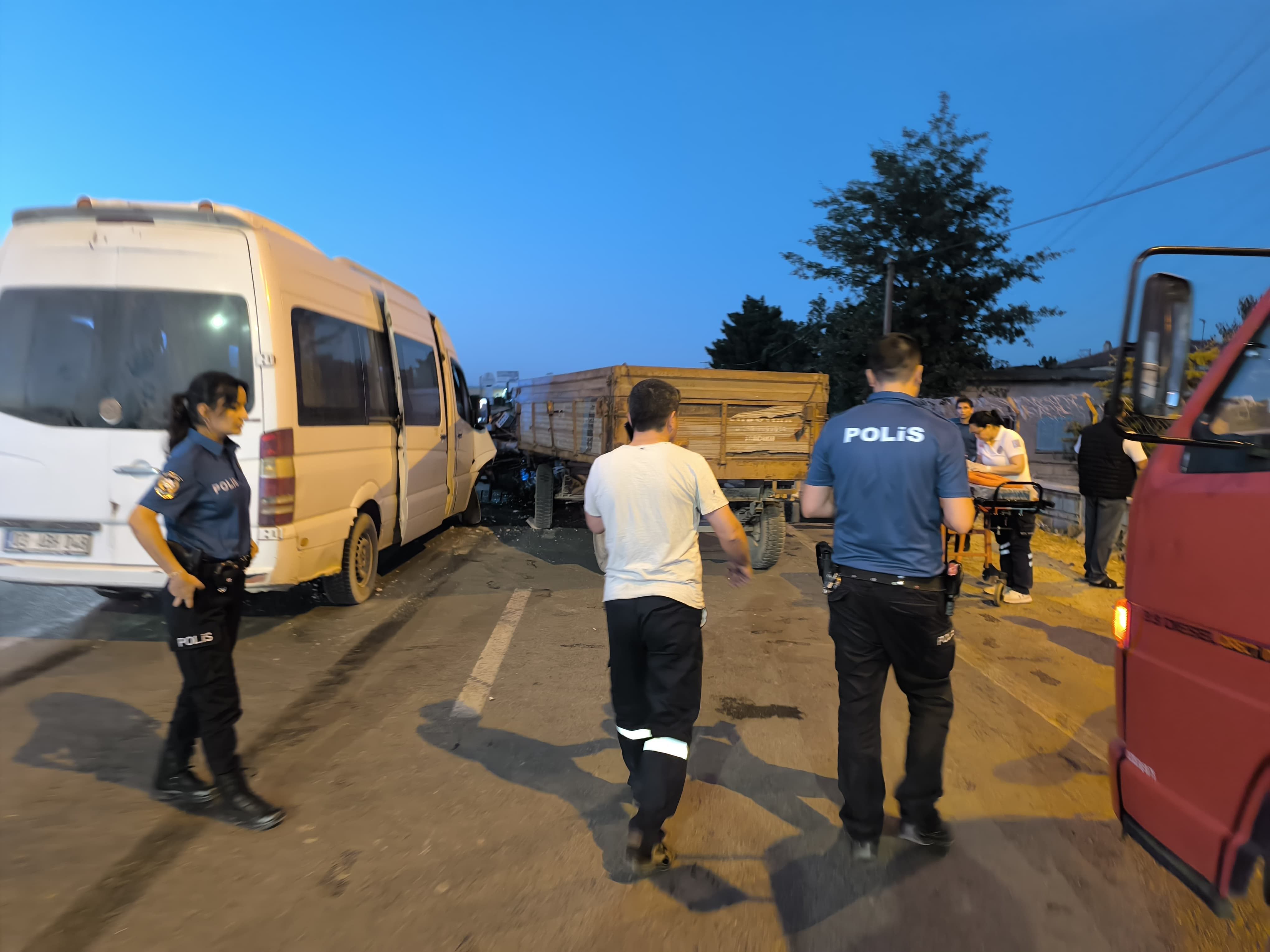 Minibüsle Traktör Çarpıştı, Çok Sayıda Yaralı Var (2)