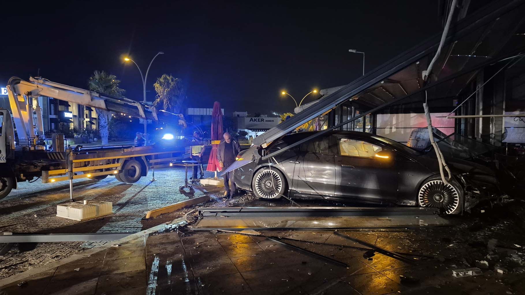 Muğla’nın Bodrum Ilçesinde Iddiaya Göre, Kavşağa Süratli Giren Lüks Otomobil Börekçiye Dalarken, Kazada 2 Kişi Yaralandı (1)