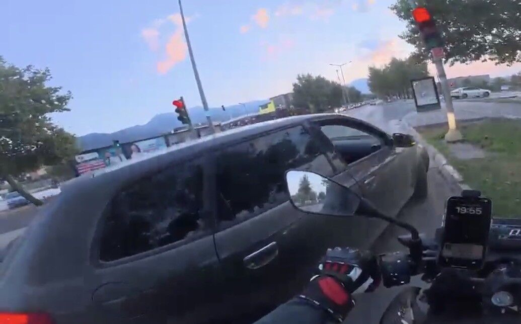 Önünü Kestiği Motosiklet Sürücüsüne Saldırınca 180 Binlik Oldu (3)