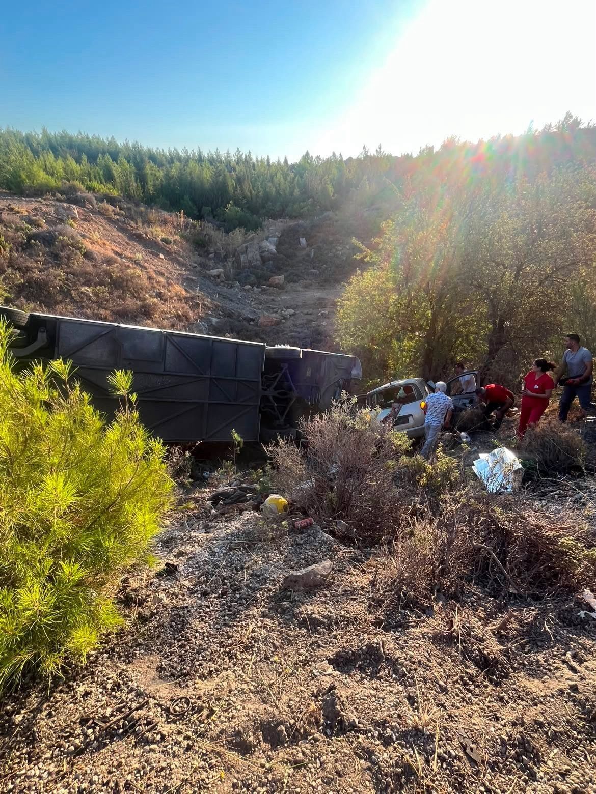 Otobüs Şarampole Devrildi, 2 Kişi Hayatını Kaybetti (3)