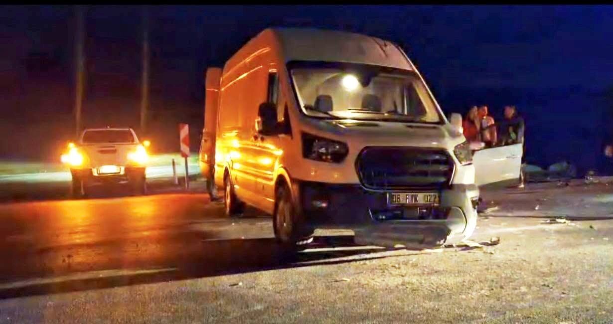 Otomobil Ile Minibüs Çarpıştı 3 Yaralı (3)