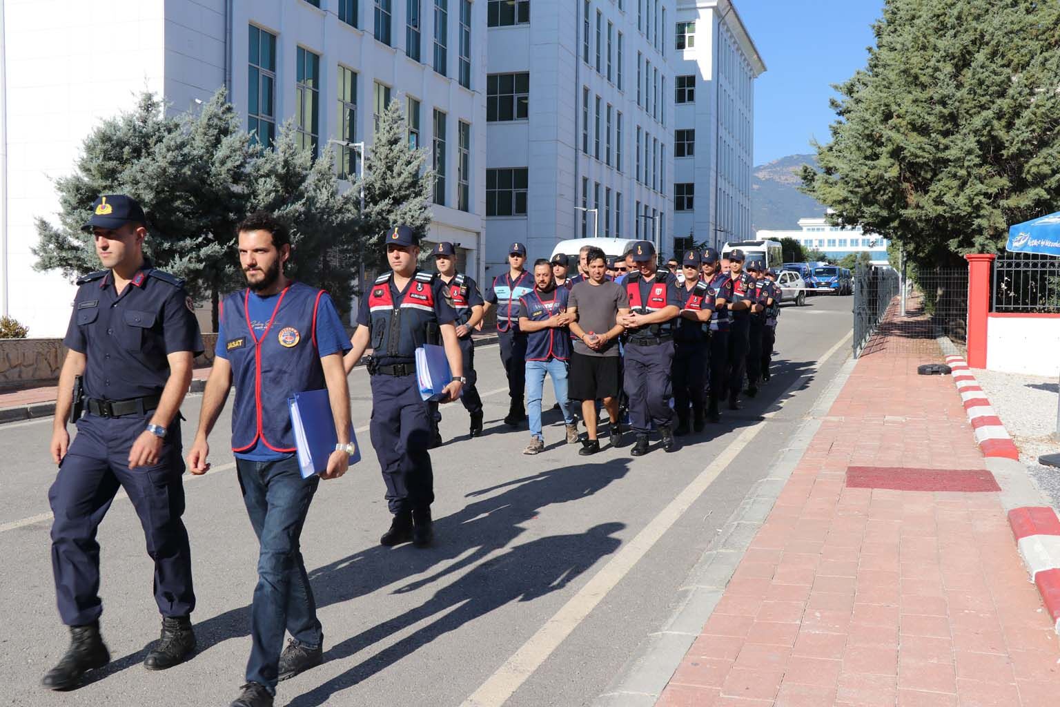 Sırıtarak girdiği adliye binasından tutuklanarak çıktı