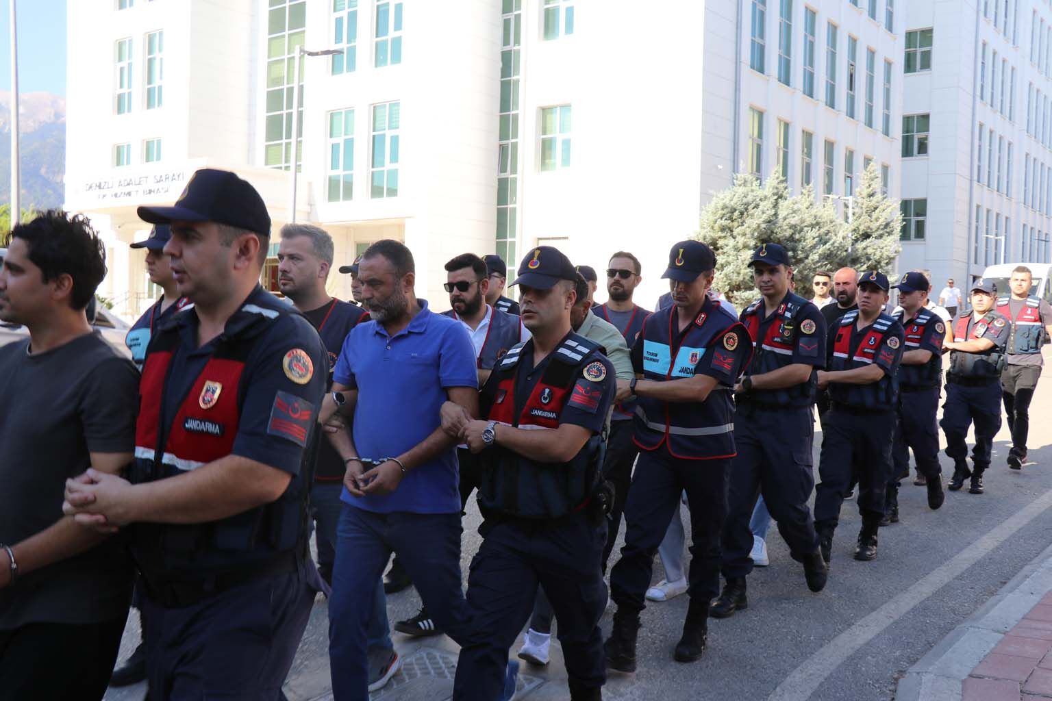 Sırıtarak Girdiği Adliye Binasından Tutuklanarak Çıktı (3)