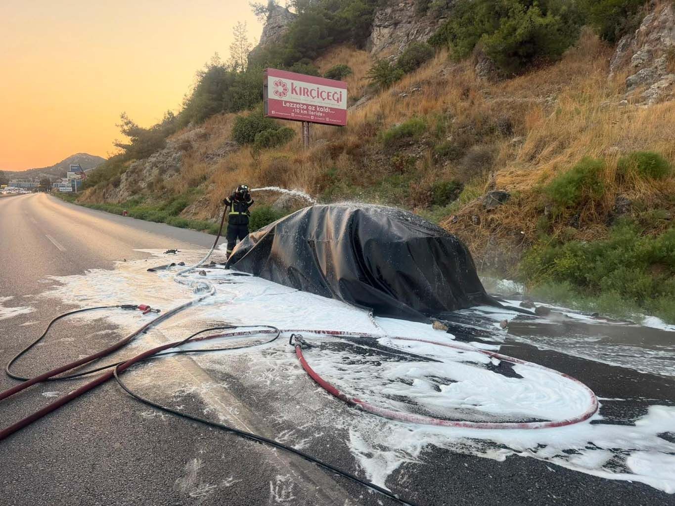 Söke’de 8 Milyonluk Elektrikli Mercedes 12 Saat Boyunca Yandı (2)